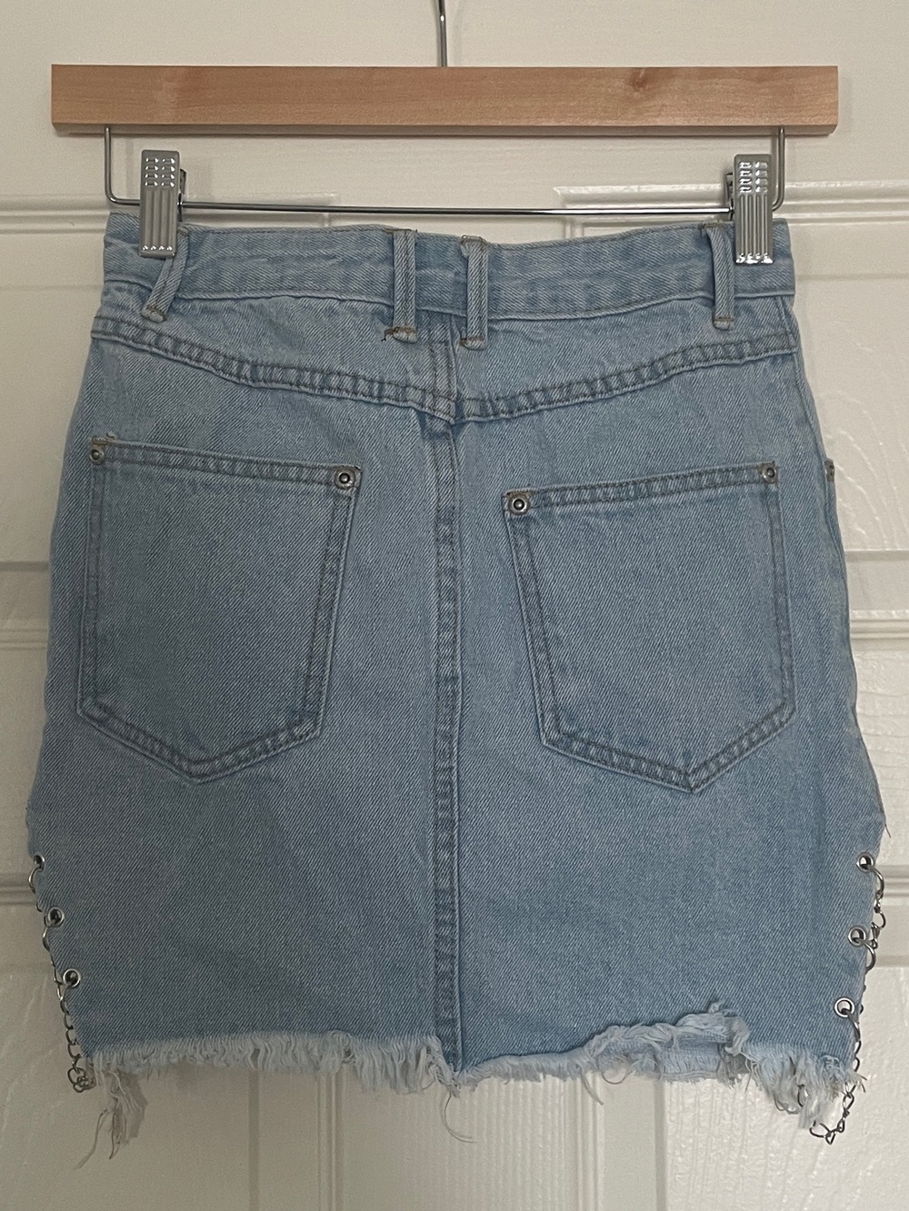 ⛓️💥 PrettyLittleThing Light Blue Denim Mini Skirt with Side Chain Detail ⛓️💥 - Picture 9 of 10